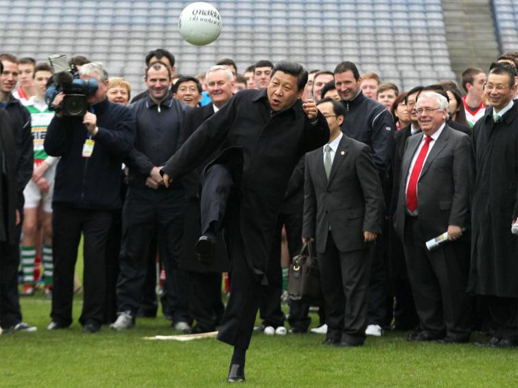 Le président chinois Xi Jinping tire dans une balle de football gaélique en 2012 // Getty Images